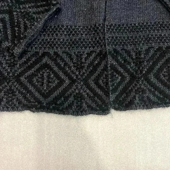❤️2/$50❤️[L] Chiaramente Wool Blend Gray Shrugs with buckled closure around Neck - Picture 5 of 8